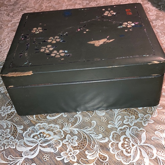 VTG ASIAN BLACK LACQUER JEWEL BOX w/MOP inlaid. $39 - Picture 8 of 12